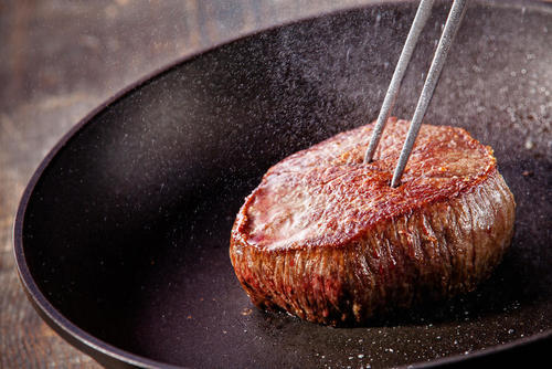 ステーキの味は温度で決まる！牛肉を常温に戻してから焼く理由