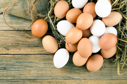 白い卵と赤い卵の違いとは？殻の色で栄養や味は変わる？
