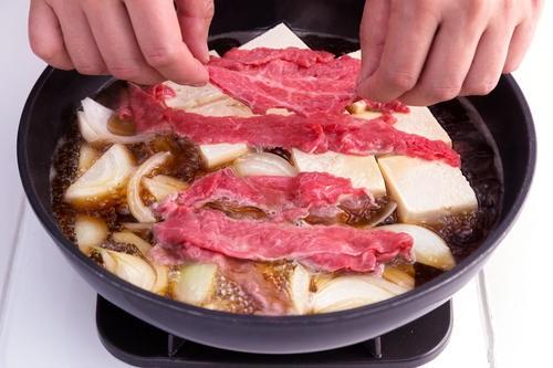 薄切り肉の使い方のコツ。肉は広げながら入れることが重要
