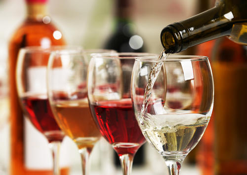 ワインの基礎知識を解説。赤と白の特徴や相性の良い食材とは？