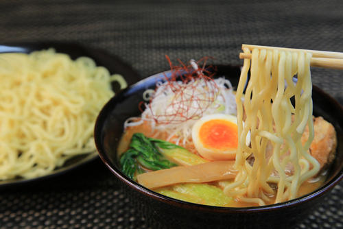 【管理栄養士監修】つけ麺のカロリーと糖質量！スープやトッピングも