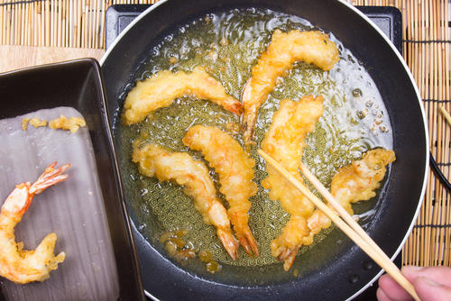 美味しい天ぷらに欠かせない油。適切な温度と量、保管や処理方法は？