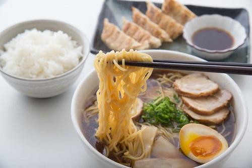 ラーメンとライス 炭水化物のぶつかり合いを堪能する食べ方を極めよ 食 料理 オリーブオイルをひとまわし