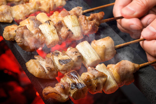 焼き鳥の定番ねぎまの ま の意味は 歴史や由来を紐解く 食 料理 オリーブオイルをひとまわし