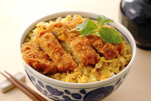 絶品カツ丼の作り方！揚げ方や割り下、煮込み方のコツを伝授