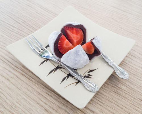 材料少なめ！春の定番和菓子のひとつ、いちご大福の作り方