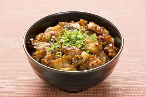 管理栄養士監修 焼鳥丼のカロリーと栄養素 栄養図鑑 食 料理 オリーブオイルをひとまわし