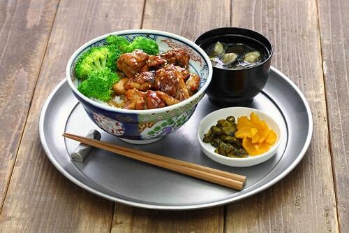 フライパンで絶品【焼鳥丼】の作り方！美味しく焼くためのコツは？