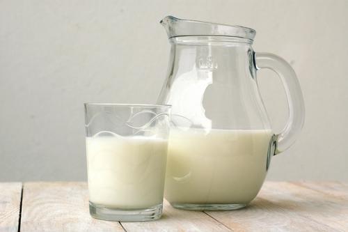 牛乳と豆乳の違いは？含まれる栄養素や使い分けのポイントを解説