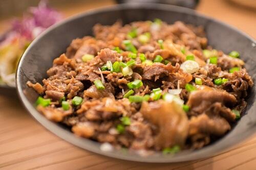 絶品牛丼の作り方は牛肉選びから 簡単下ごしらえ 染み込み味付け法 食 料理 オリーブオイルをひとまわし