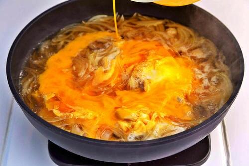 ふわトロ親子丼の作り方。美味しい鶏肉を見分け方と卵の火加減調節法