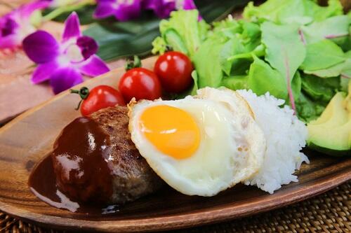 ハワイの定番ロコモコ丼はハイカロリー 栄養価や糖質を解説 食 料理 オリーブオイルをひとまわし