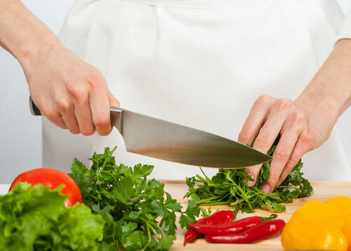 サラダの野菜は切り方が大事！味やカロリーに違いが出るってホント？