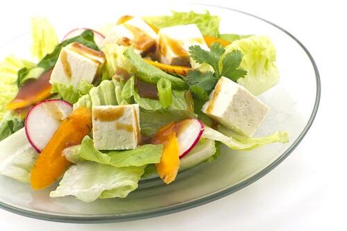 豆腐サラダのカロリーはどのくらい？気になる栄養と糖質も紹介