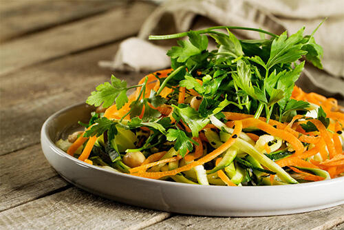 サラダにおすすめの野菜はどれ？食物繊維やビタミンなど栄養別で紹介