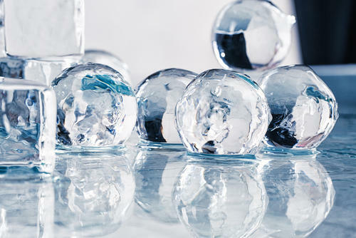 家庭でも作れる！透明な氷を簡単に作れる裏ワザとは？