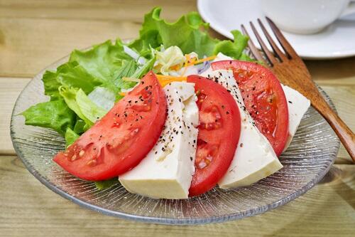 美味しいカプレーゼの作り方には食材選びや下ごしらえにコツがあった 食 料理 オリーブオイルをひとまわし