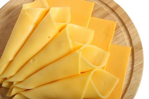オレンジ色が美しい【ミモレットチーズ】の特徴と食べ方を解説