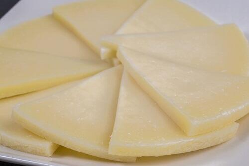 スペインのチーズ【ロンカル】とは？特徴やおすすめの食べ方を紹介