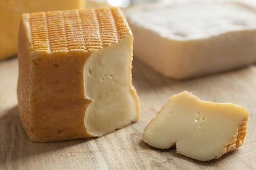 蒸留酒で洗って作るチーズ【エルヴ・ペケ・ジェネヴァ】とは？