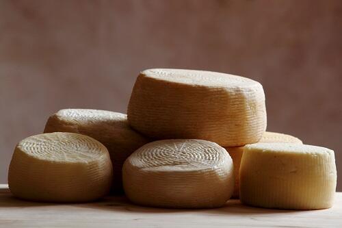 イタリア産まれのチーズ【ペコリーノ・サルド】とは？味や食べ方を解説