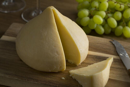 形が特徴的！スペインの【ケソ・テティージャ】はどんなチーズ？