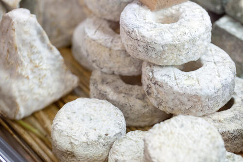 フランスのチーズ【クーロンヌ】の特徴！まるで灰がかぶったような見た目？