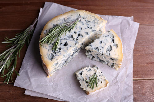 羊乳で作られるチーズ【ブルー・デ・バスク】とは？おすすめの食べ方を紹介