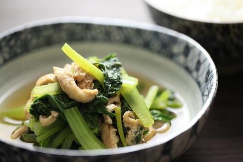 副菜の定番「小松菜の煮浸し」の作り方！美味しく作るコツとは？