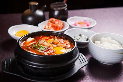 本場韓国でも人気【スンドゥブチゲ】のおすすめの食べ方を紹介
