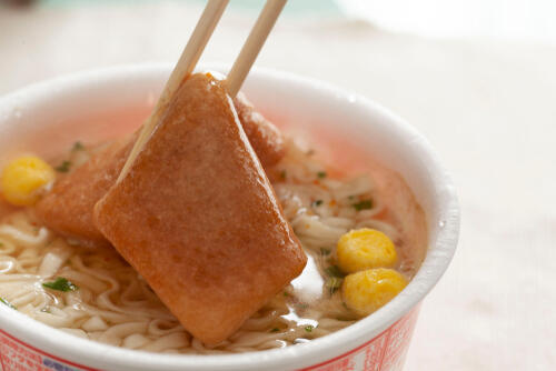 どん兵衛 赤いきつね 肉だしうどんのカロリーを徹底比較 食 料理 オリーブオイルをひとまわし