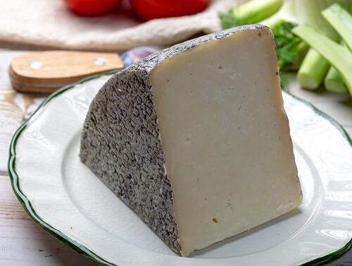 ローズマリー香る羊乳チーズ【オベハ・アル・ロメロ】とは？