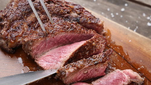 肉の焼き方と違いを紹介！ステーキに欠かせない十段階、知ってる？