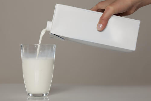 牛乳のパック販売には理由があった！ペットボトルが少ないワケを紹介。