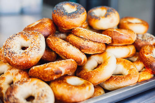 『ベーグル』とパンとの違いは何？モチモチ食感を生むひと手間とは。