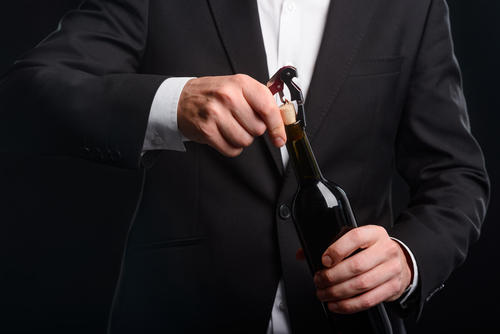 【ソムリエナイフ】の使い方や選び方を解説。ワインをスマートにあけるコツとは
