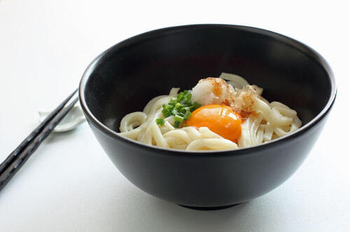 【釜玉うどん】の食べ方を解説！基本の食べ方やアレンジ、保存方法も