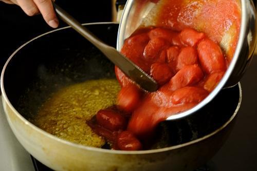 【トマトカレー】の作り方とは？ひと味違うカレーを作ろう！