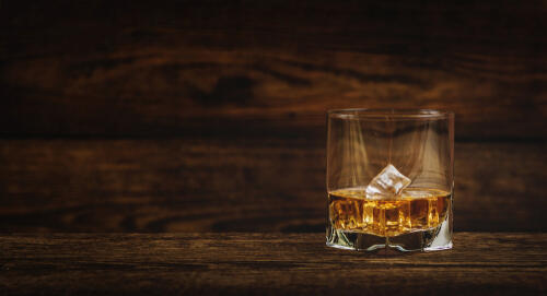 ウイスキーをオン・ザ・ロックスでおいしく飲む方法とは？