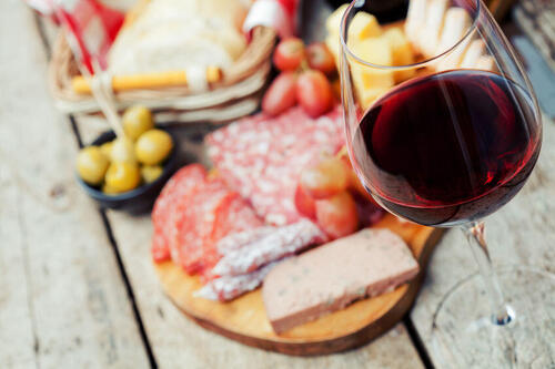 赤ワインをカジュアルに楽しむためにふさわしいつまみとは？