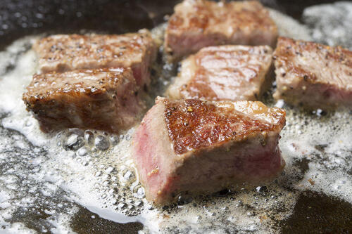 サイコロステーキの美味しい焼き方とは？純粋肉と成型肉それぞれ紹介
