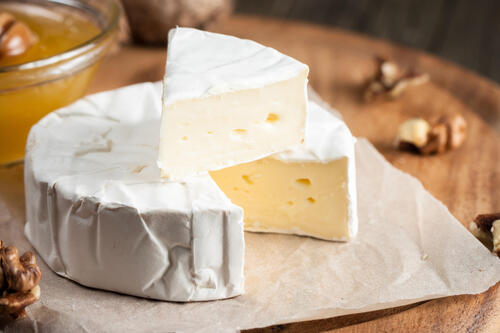 カマンベールチーズ の皮は白カビ由来 食べても問題はないの 食 料理 オリーブオイルをひとまわし