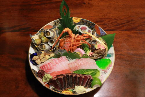 【皿鉢料理】は高知県を代表する宴会料理！大皿を使って豪勢に楽しむ