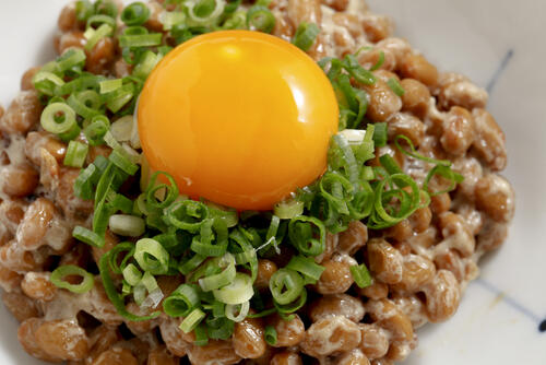 納豆パスタに卵をトッピング！その美味しさは納豆と相性バツグン？