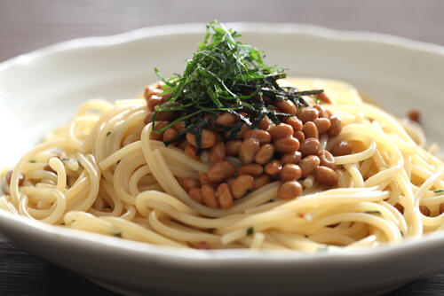 【管理栄養士監修】納豆パスタのカロリーや栄養と糖質｜栄養図鑑