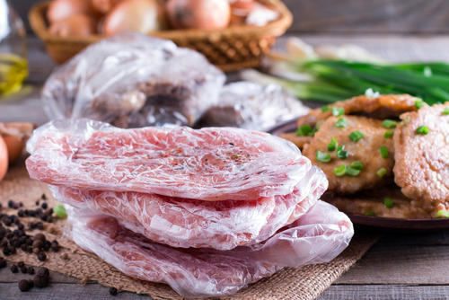 肉を冷凍保存する際のポイントを紹介！解凍方法に要注意！？