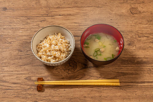 鮭の炊き込みご飯はセットするだけ！好きな調味料と食材で我が家の味