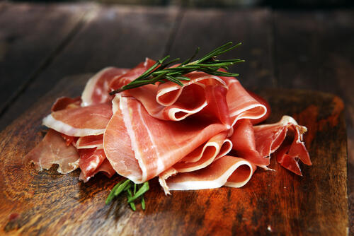 プロシュートとは？肉のうま味が楽しめるイタリア産の生ハムを紹介！