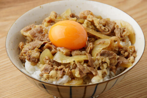 【管理栄養士監修】牛丼のカロリーや栄養を解説！やはり糖質も多い？