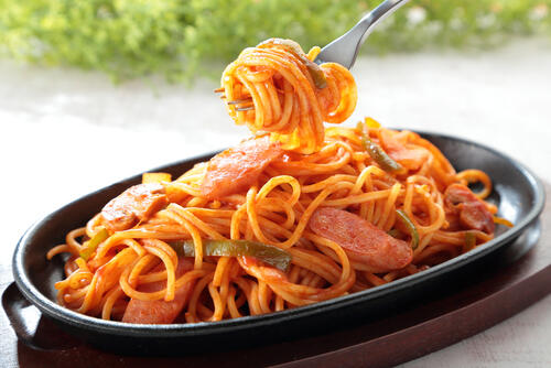 ナポリタン作りに使うトマト缶はホールとカットどちらがおすすめ 食 料理 オリーブオイルをひとまわし